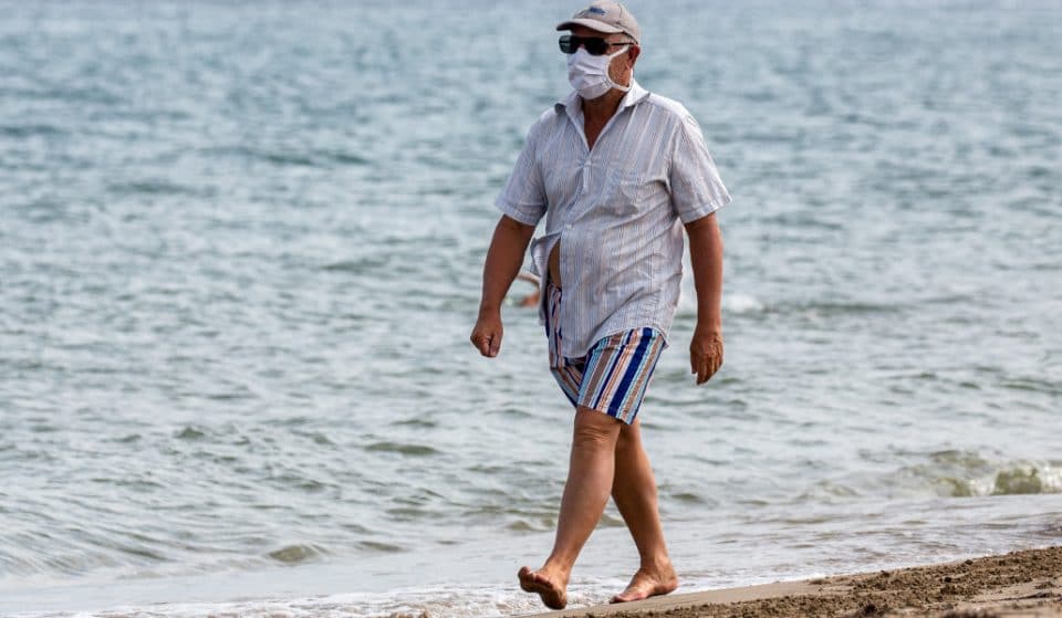 4 situaciones en las que sí tendrás que llevar mascarilla en la playa