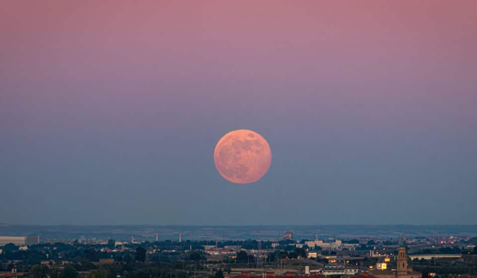 Este jueves se podrá ver en Valencia la última superluna del año, la «de fresa»