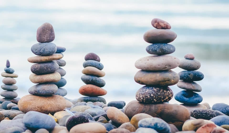 Por qué no debes apilar piedras en la playa o en la naturaleza