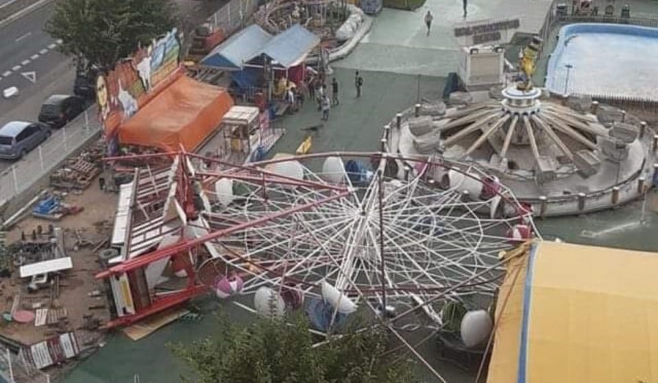 El viento derriba la noria de Gandía