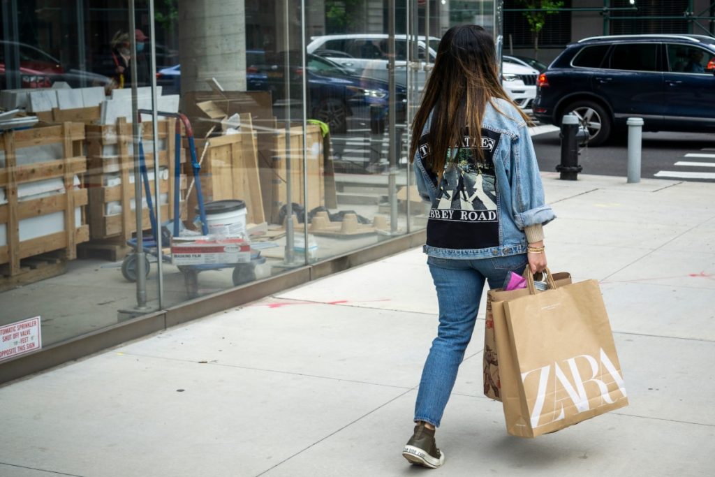 Las tiendas del grupo Inditex comienzan a cobrar por sus bolsas y sobres