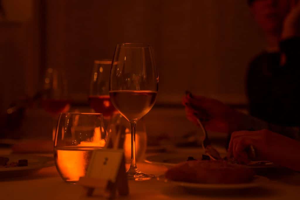 ‘Dining in the Dark’ la cena a oscuras que pone a prueba tus sentidos