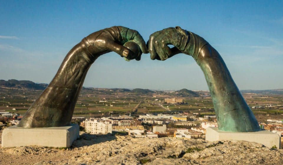 Una enorme escultura para dar la bienvenida al paseo de la pilota de Valencia