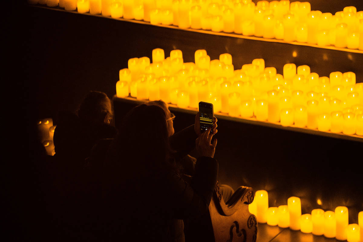Una espectadora graba con el móvil durante un concierto Candlelight.