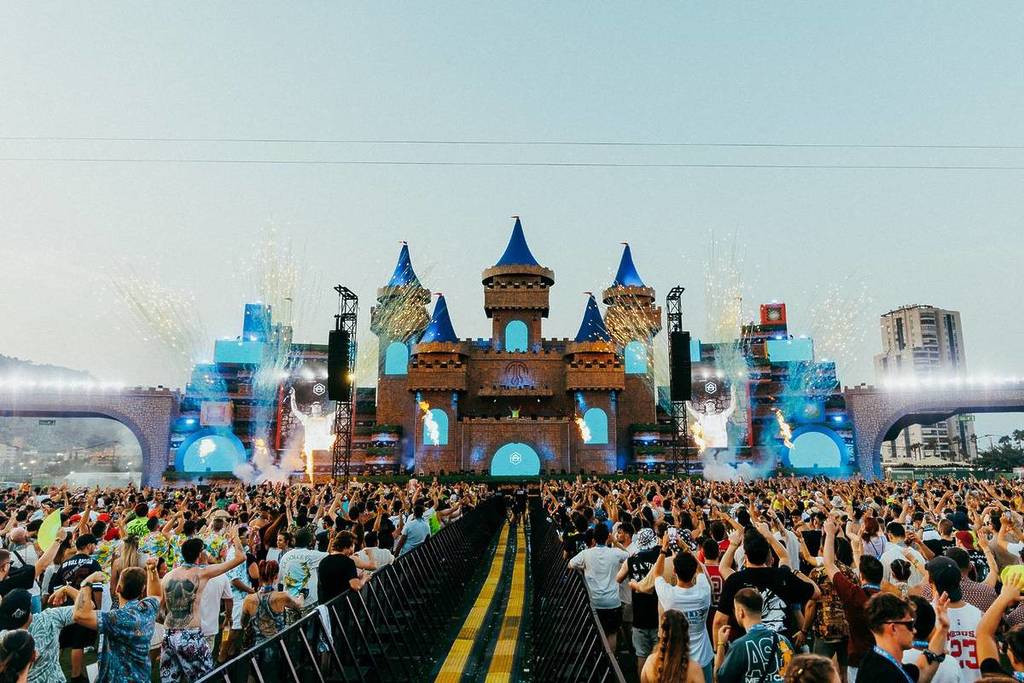 Tiesto, Carl Cox o Dimitri Vegas: cómo ver a más de 130 artistas por 93€ en la playa de Cullera este agosto