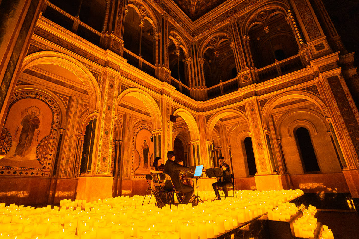 Centre Cultural La Beneficència lleno de velas y un cuarteto de cuerda con Candlelight