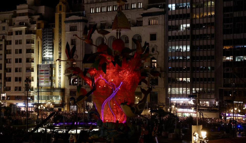 El secreto de la falla municipal: se ilumina por la noche