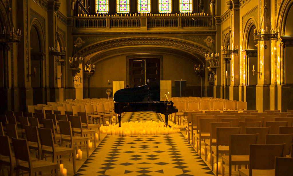 Interior de la Iglesia Jesuitas de Valencia , con un piano rodeado de cálidas velas Candlelight.