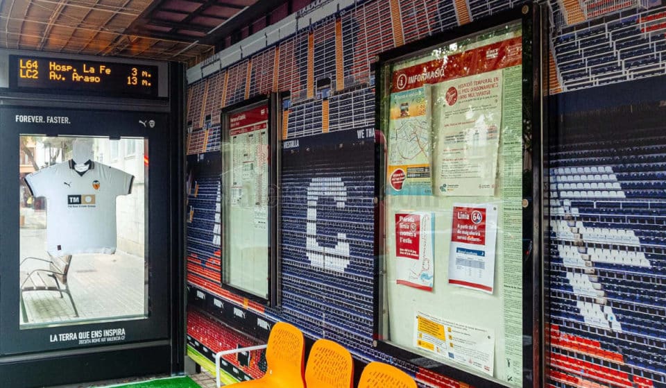 Paradas de la EMT en Valencia recrean el estadio de Mestalla