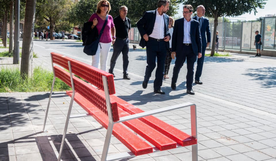 Los nuevos bancos de Valencia hechos con tarjetas de crédito recicladas