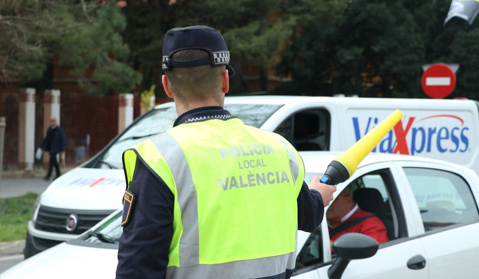 Valencia multará por aparcar en el carril bus: hasta 300 euros a partir de esta fecha