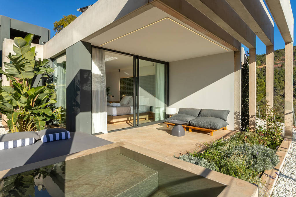 El impresionante hotel que acaba de abrir en la Calderona a 30 minutos de Valencia: 15 villas privadas desde 250 € la noche