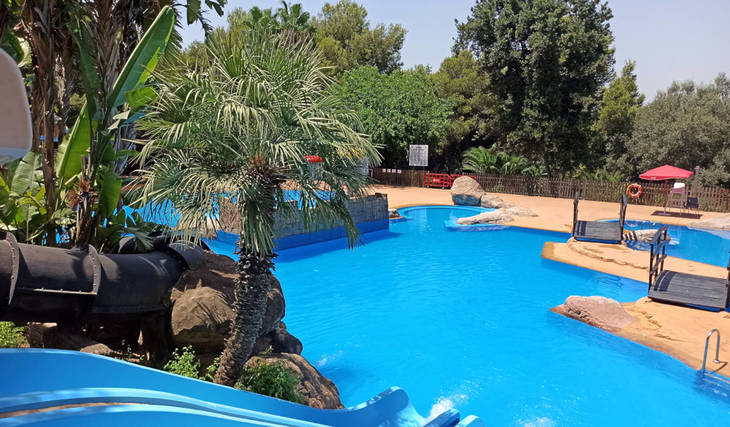Piscina di Valencia in mezzo al bosco e con scivoli: biglietti a meno di 2 euro.