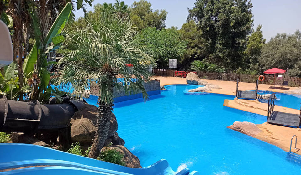 La piscina de Valencia en medio de un bosque y con toboganes de agua: entradas por menos de 2 euros