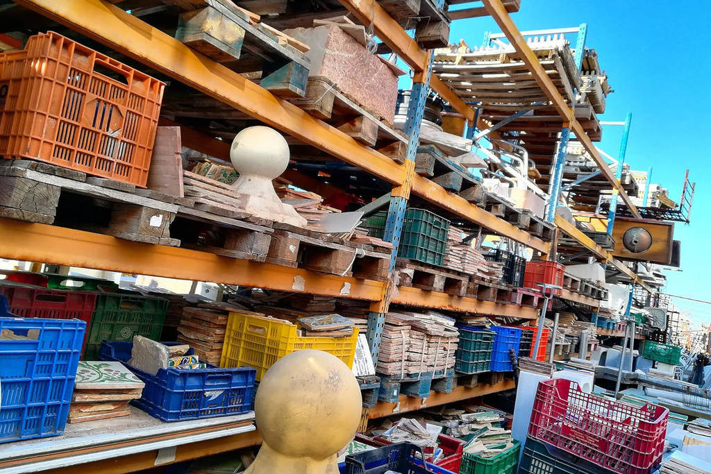 Valencia’s mega flea market that rescues antique furniture and objects: tile paradise.