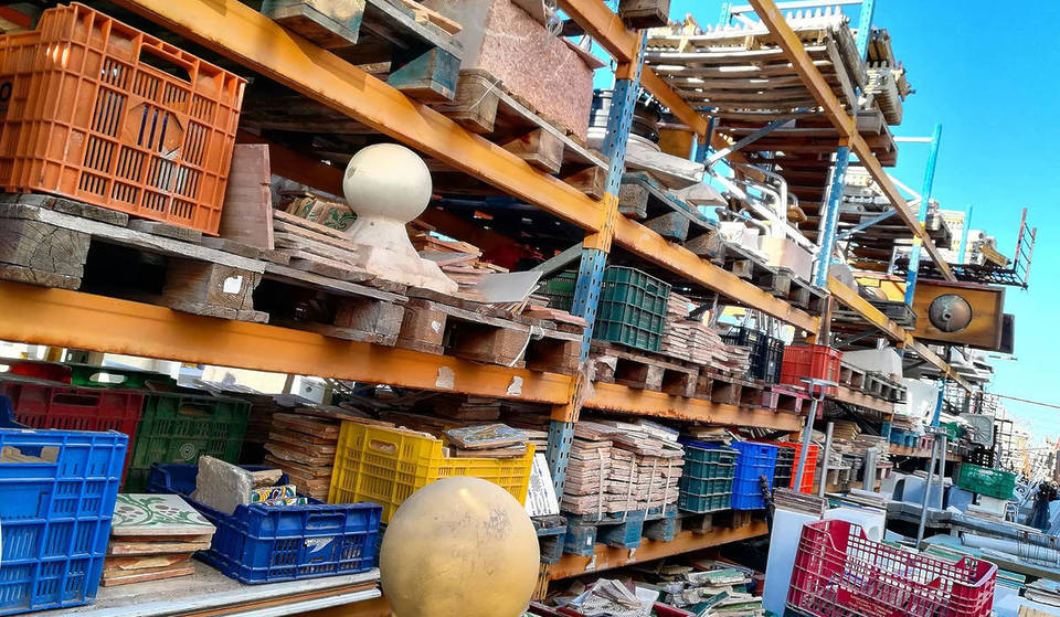 El mega rastro de Valencia que rescata muebles y objetos antiguos: el paraíso de los azulejos