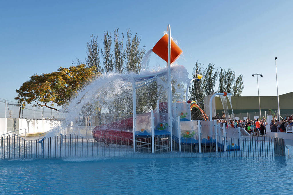 Valencia&#8217;s swimming pool with a giant water cube and slides: tickets for 4.23 euros