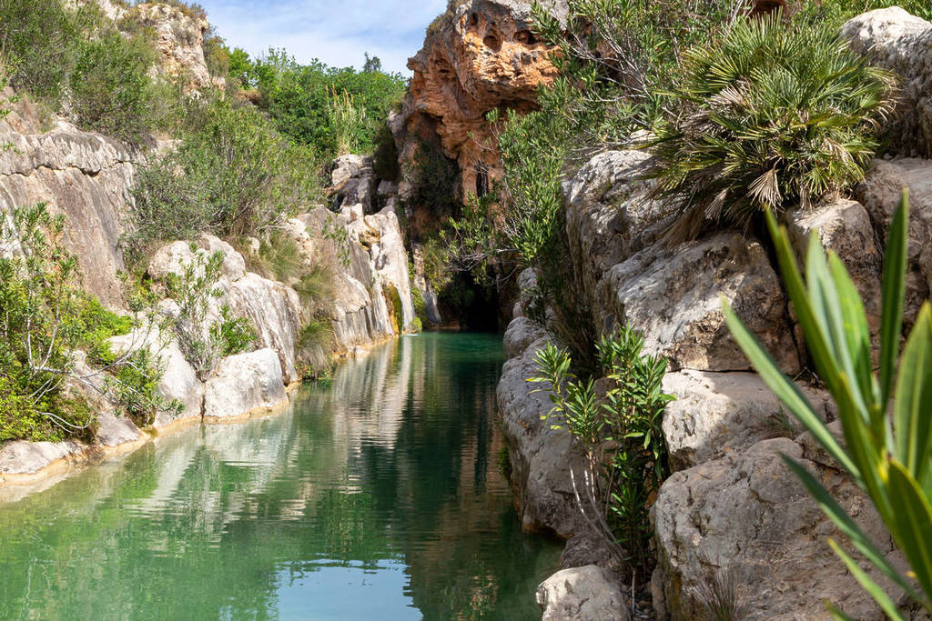 La piscina natural entre rocas y aguas cristalinas a 1 hora de Valencia: entradas por 5 euros