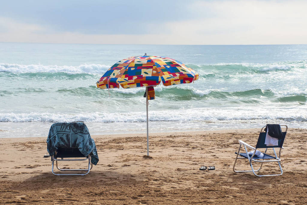 Hasta 750 euros de multa por dejar la sombrilla en la playa en Valencia: las sanciones más sorprendentes
