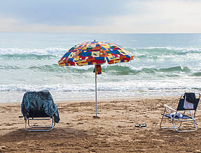 Hasta 750 euros de multa por dejar la sombrilla en la playa en Valencia: las sanciones más sorprendentes