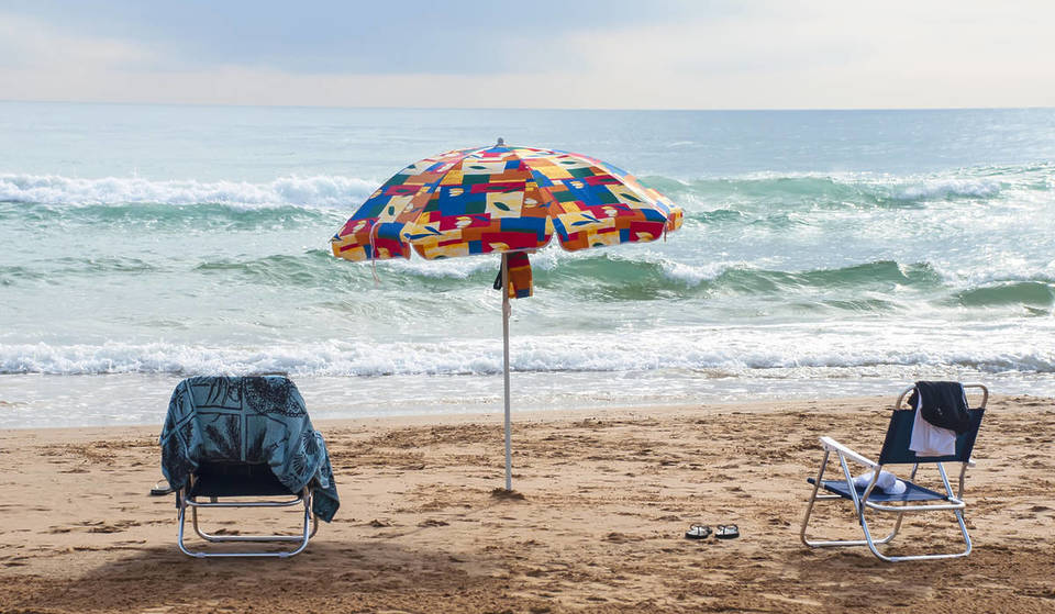 Hasta 750 euros de multa por dejar la sombrilla en la playa en Valencia: las sanciones más sorprendentes