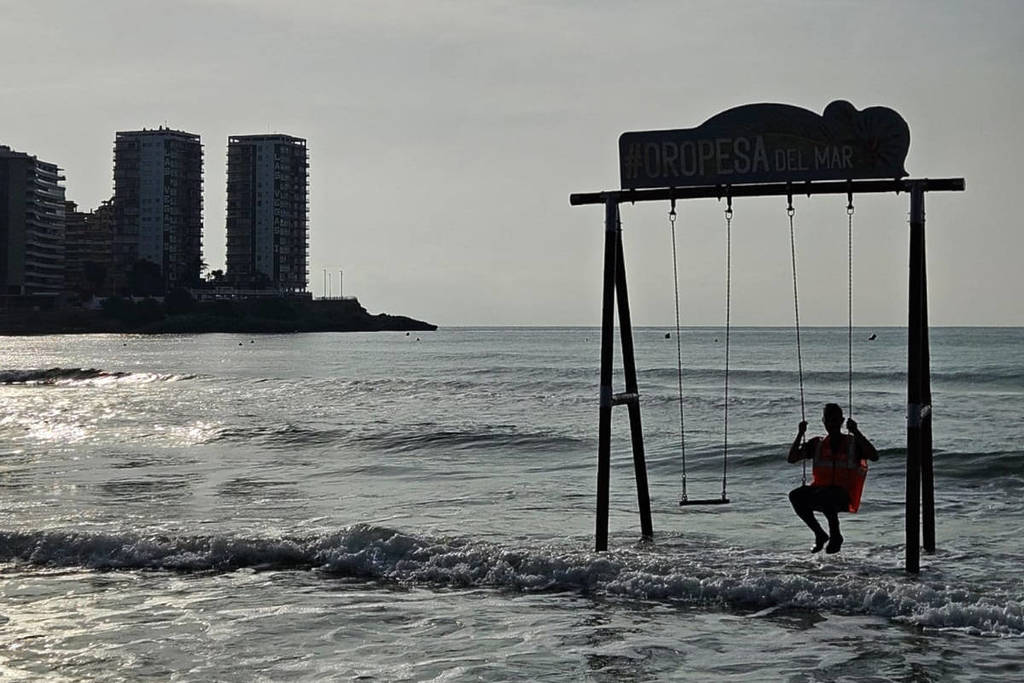 A Balinese swing in the sea just 1 hour from Valencia: postcard photos without traveling to Bali