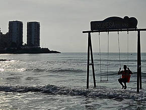 Un columpio balinés en el mar a solo 1 hora de Valencia: fotos de postal sin viajar a Bali