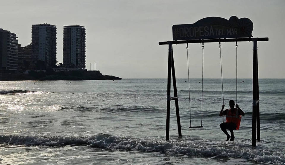 Un columpio balinés en el mar a solo 1 hora de Valencia: fotos de postal sin viajar a Bali