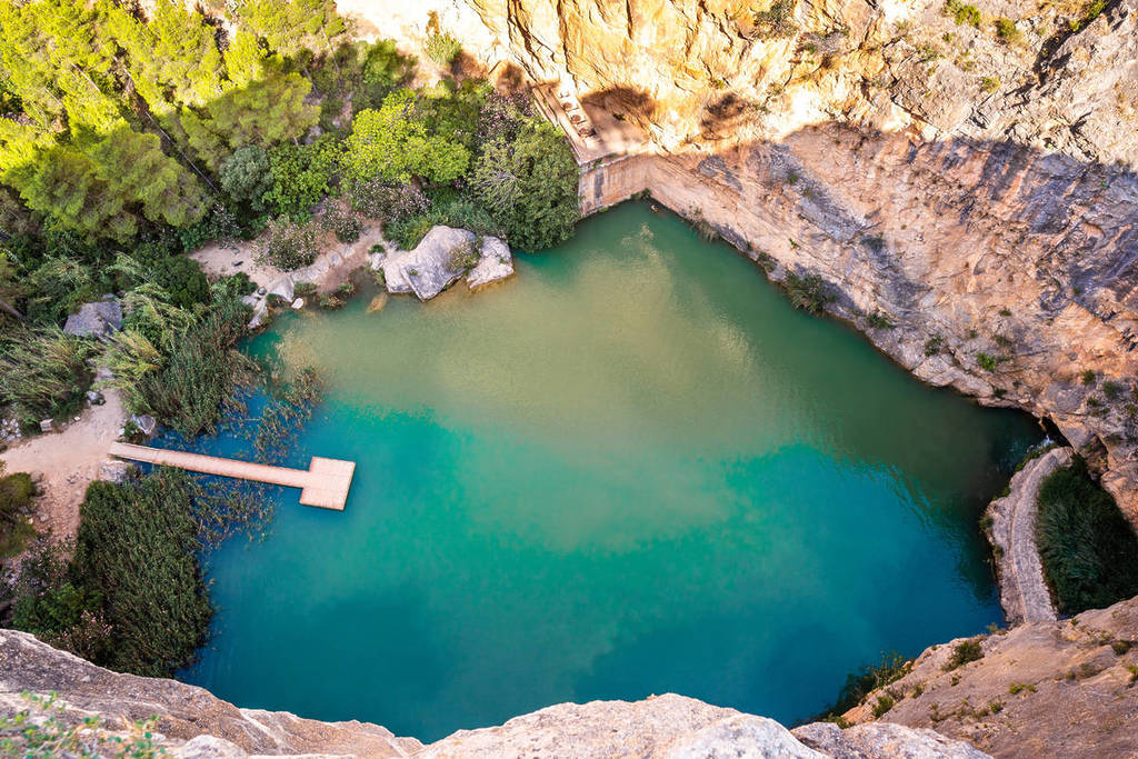 La increíble piscina natural de un pueblo de Valencia: se llega a través de una ruta entre puentes colgantes