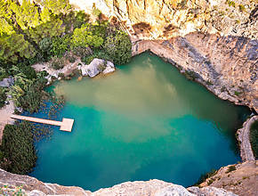 La increíble piscina natural de un pueblo de Valencia: se llega a través de una ruta entre puentes colgantes
