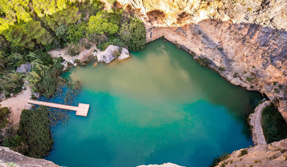 La increíble piscina natural de un pueblo de Valencia: se llega a través de una ruta entre puentes colgantes