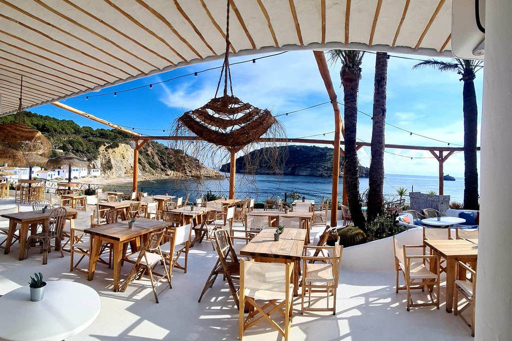 «Como una postal de las islas griegas»: el restaurante valenciano con acceso directo a una de las calas más bonitas de la Comunitat