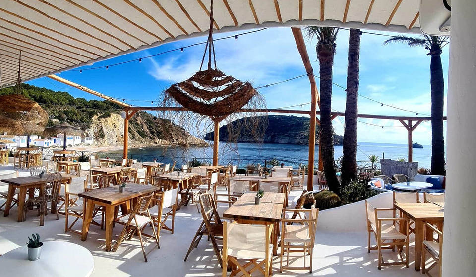 “Come una cartolina dalle isole greche”: il ristorante valenciano con accesso diretto a una delle più belle insenature della Comunitat de Valencia.