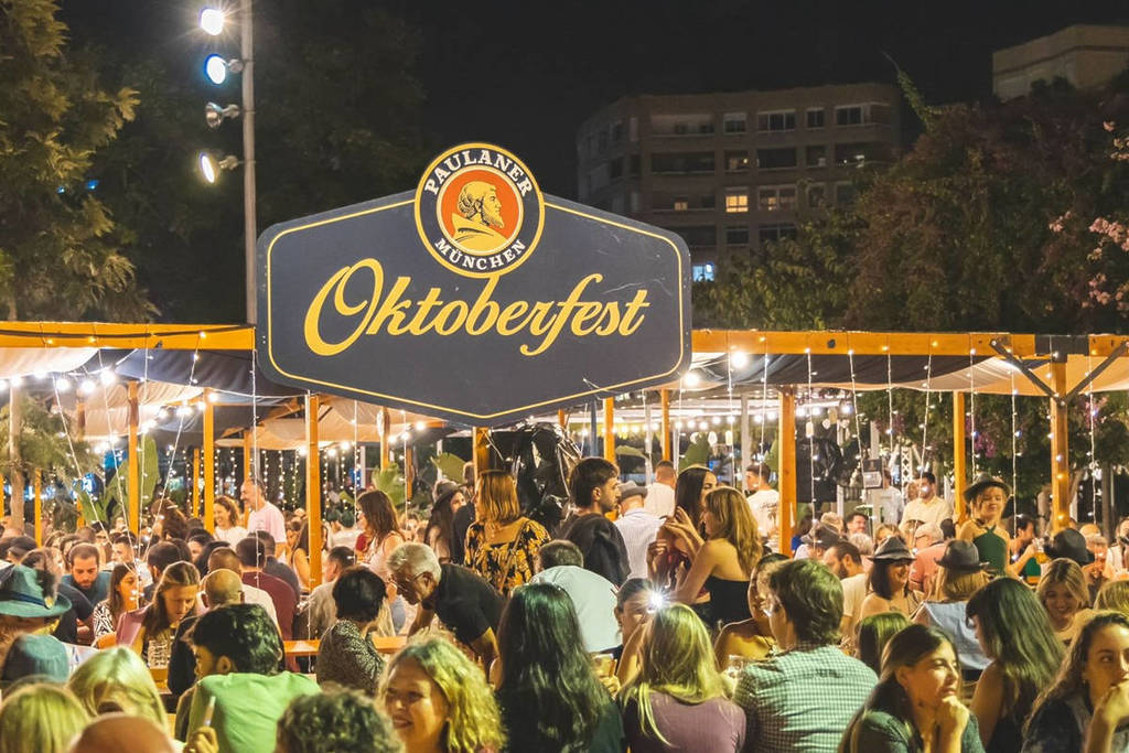 Oktoberfest 2025 in Valencia: jugs of up to 2 liters, knuckle and free admission in a giant tent