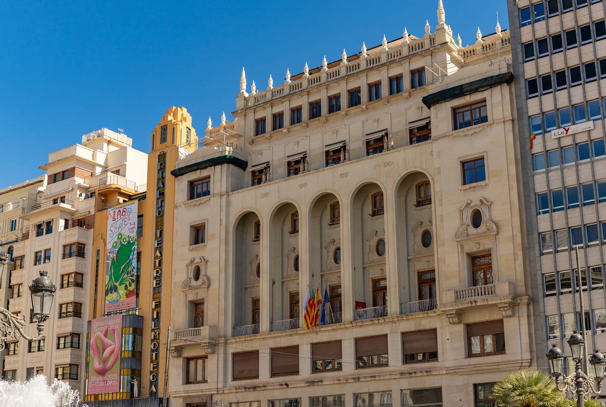 Fachada del Ateneo Mercantil de València en la plaza del Ayuntamiento