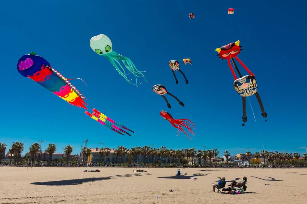 Confirmado: el Festival de Cometas de Valencia aplazado por la lluvia vuelve en mayo con 15.000 m² de zona de vuelo
