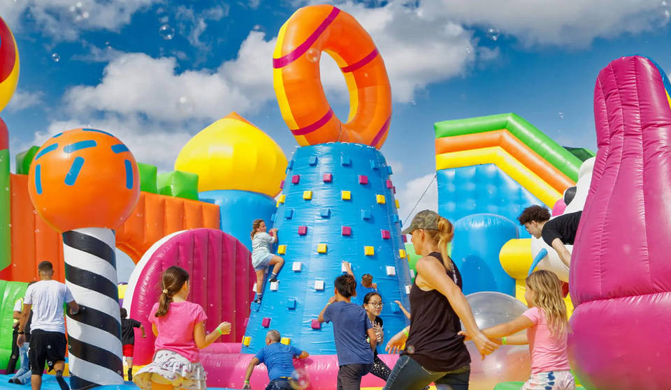 Il più grande parco gonfiabile della Spagna arriva a Valencia questo Natale: 9.000 m² e scivoli alti 12 metri.