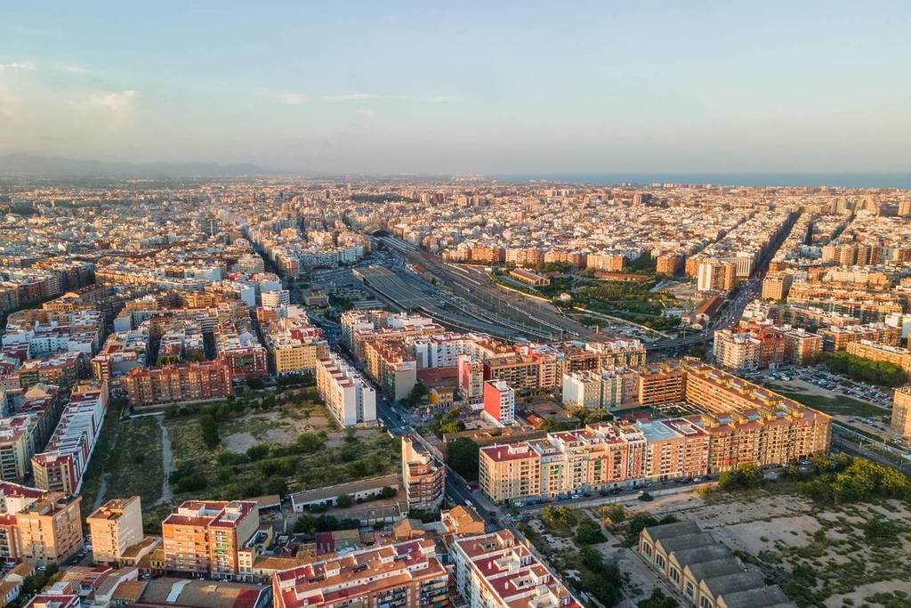Il viale che separa ricchi e poveri a Valencia: fino a 15.000 euro di differenza quando si attraversa la strada