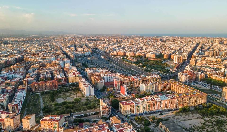 The avenue that separates rich and poor in Valencia: up to 15,000 € difference when crossing the street