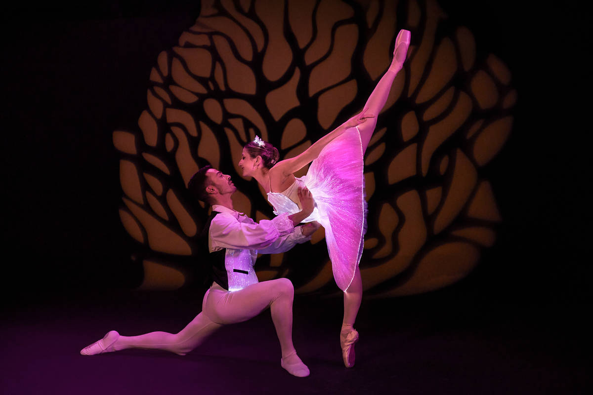 Dos bailarines en Ballet of Lights.