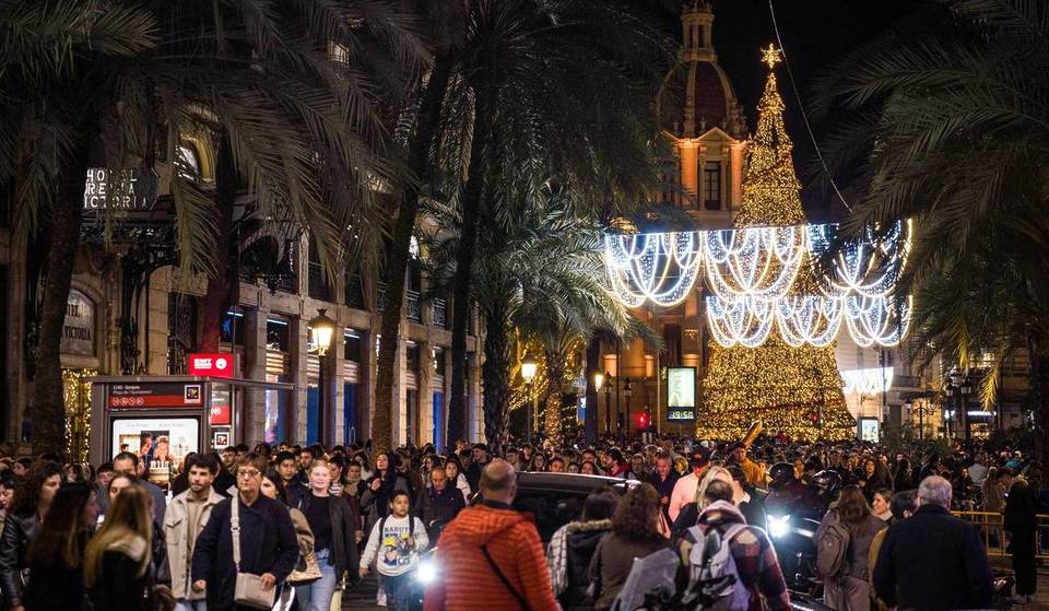 Un albero di 25 metri, una renna in 3D e una cometa gigante: ecco come sarà la spettacolare illuminazione natalizia di Valencia