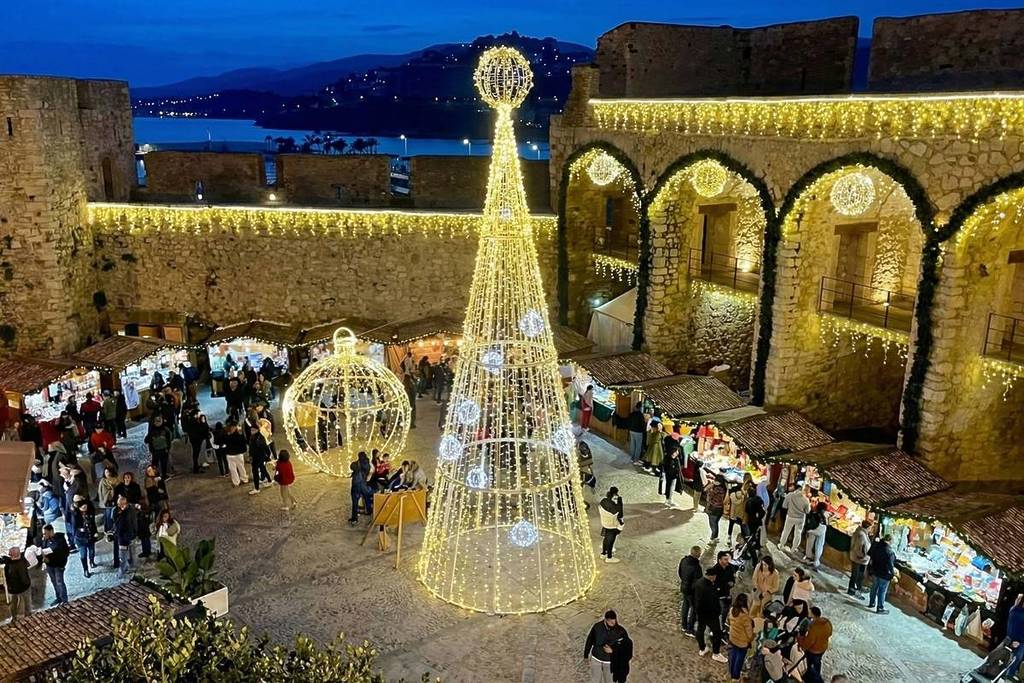 A meno di due ore da Valencia: la città costiera eletta “la più bella di Natale” apre questo venerdì un mercatino con uno spettacolo di 150 droni.