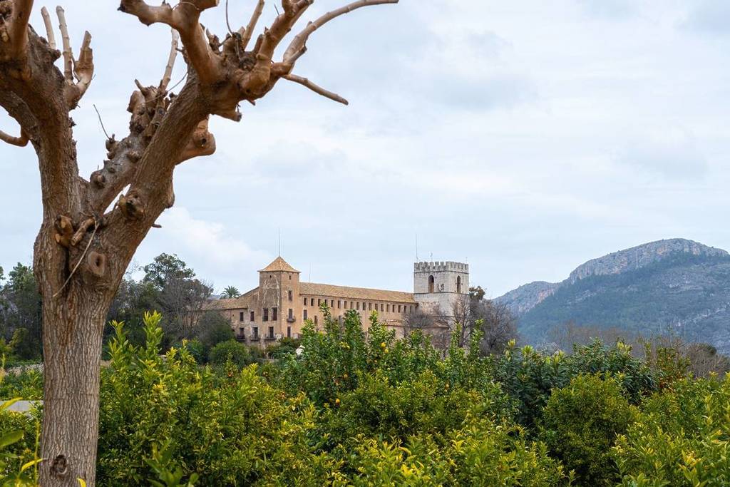Muy pocos conocen este lugar histórico a 1 hora de Valencia: tiene un acueducto gótico, naranjos centenarios y jardines