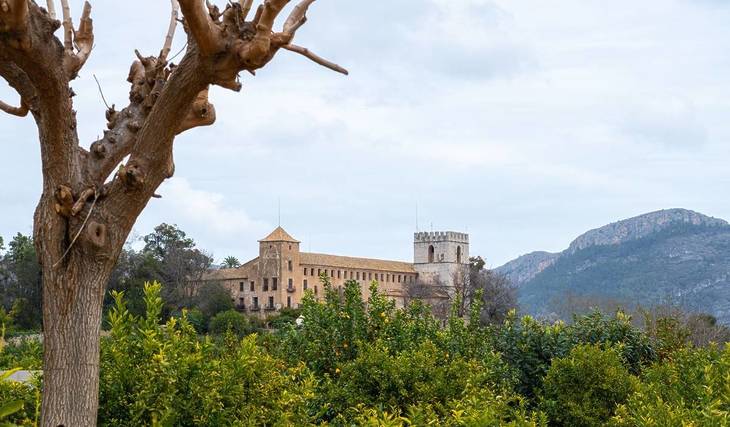 Muy pocos conocen este lugar histórico a 1 hora de Valencia: tiene un acueducto gótico, naranjos centenarios y jardines