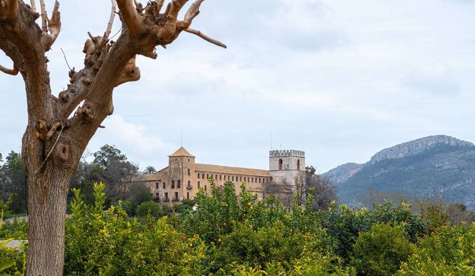 Muy pocos conocen este lugar histórico a 1 hora de Valencia: tiene un acueducto gótico, naranjos centenarios y jardines
