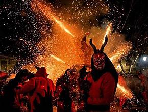 Este barrio de Valencia celebra su ‘Carnestoltes’ este mismo viernes: correfocs, cabalgata y pólvora durante 48 horas