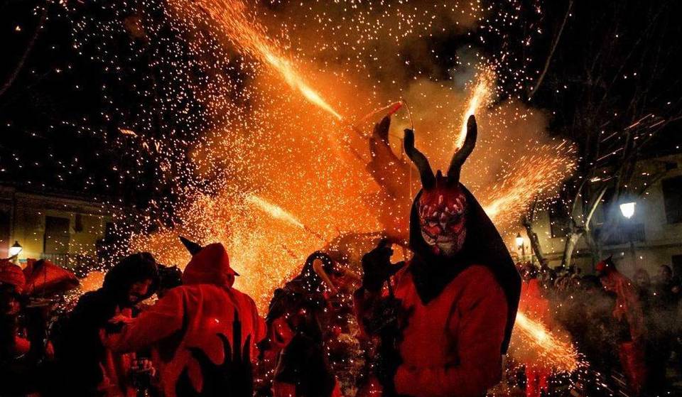 Questo quartiere di Valencia festeggia il suo “Carnestoltes” proprio questo venerdì: correfocs, sfilata e polvere da sparo per 48 ore.