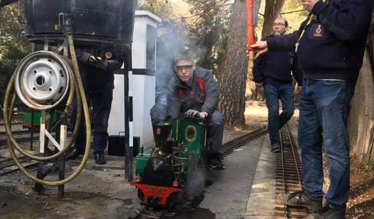 Il treno a vapore in miniatura con oltre 600 metri di binari in un parco di Valencia: solo la domenica e costa 3 euro.