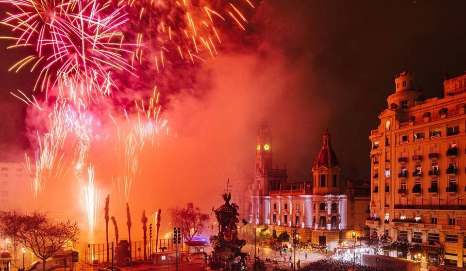 Oggi alle 21:00 a Valencia: lo spettacolare finale della falla municipale di 27 metri con quasi 40 chili di polvere da sparo e musica di Vangelis e Montserrat Caballé.