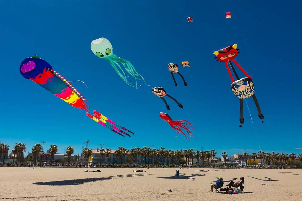 Torna a Valencia lo spettacolare festival degli aquiloni giganti: ingresso gratuito e 15.000 m² di esibizioni sulla spiaggia